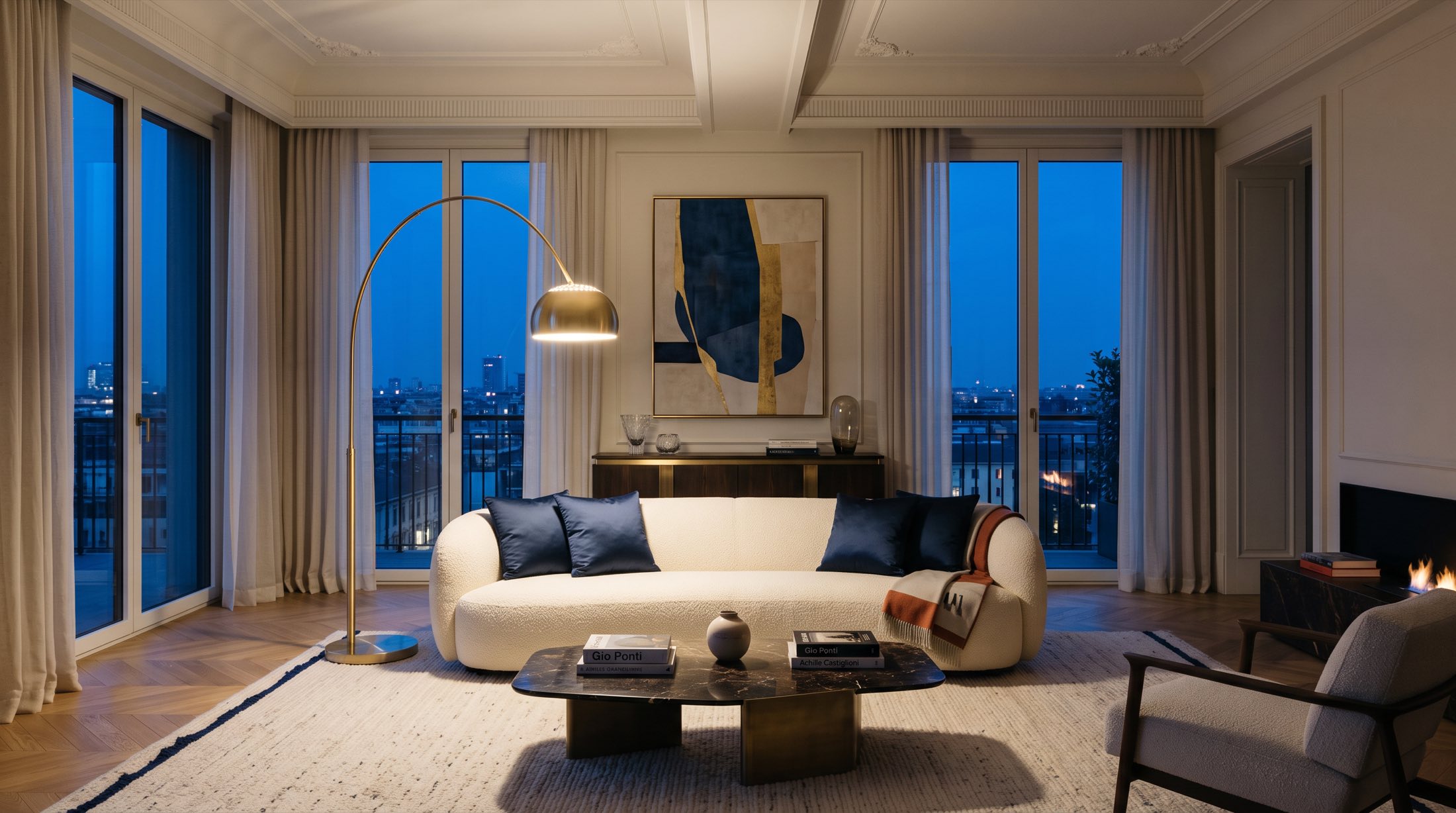 Salotto di design all'ora blu: divano bouclé avorio con cuscini blu notte, lampada ad arco in ottone e vista sulla città
