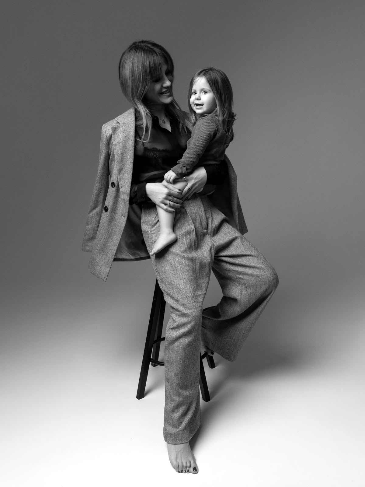 Ritratto in bianco e nero di Valentina Morarasu con la figlia in braccio, in studio — Nuage Céleste