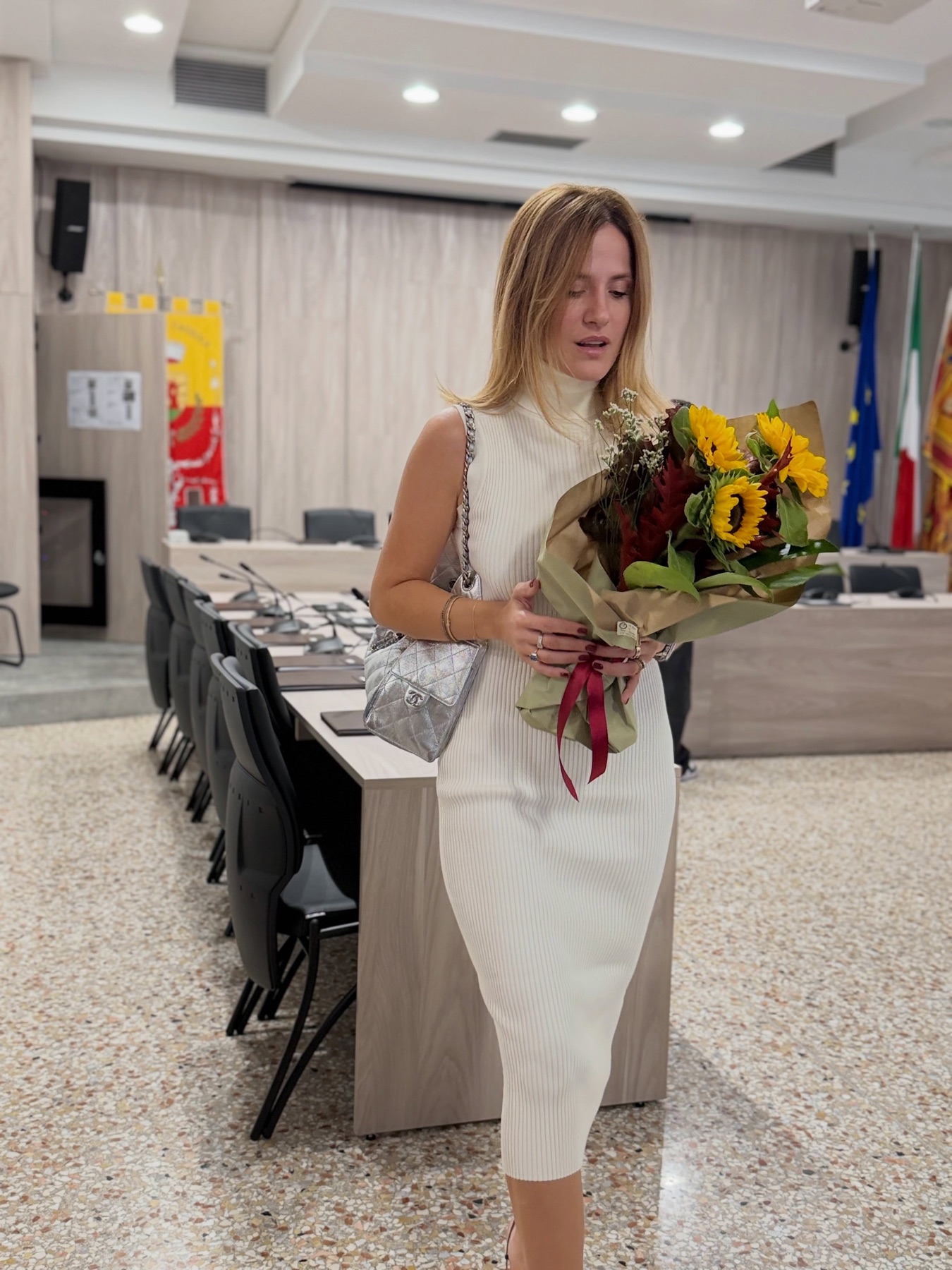 Valentina Morarasu nella sala consiliare del Comune, con le bandiere italiana ed europea accanto al tavolo del consiglio