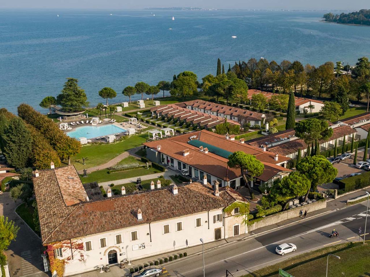 Veduta aerea dello Splendido Bay Luxury Spa Resort: il parco, la piscina e il Lago di Garda