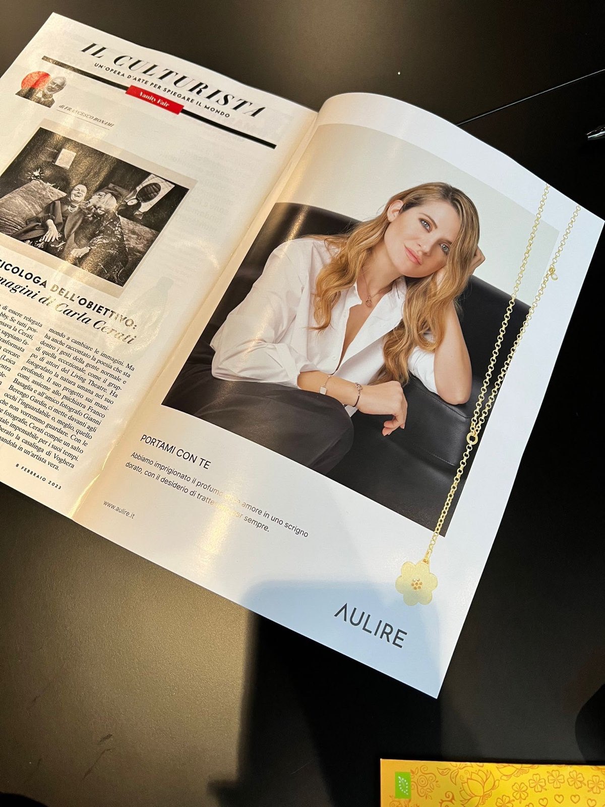 La pagina di Vanity Fair con la campagna Aulire “Portami con te”, fotografata sulla rivista