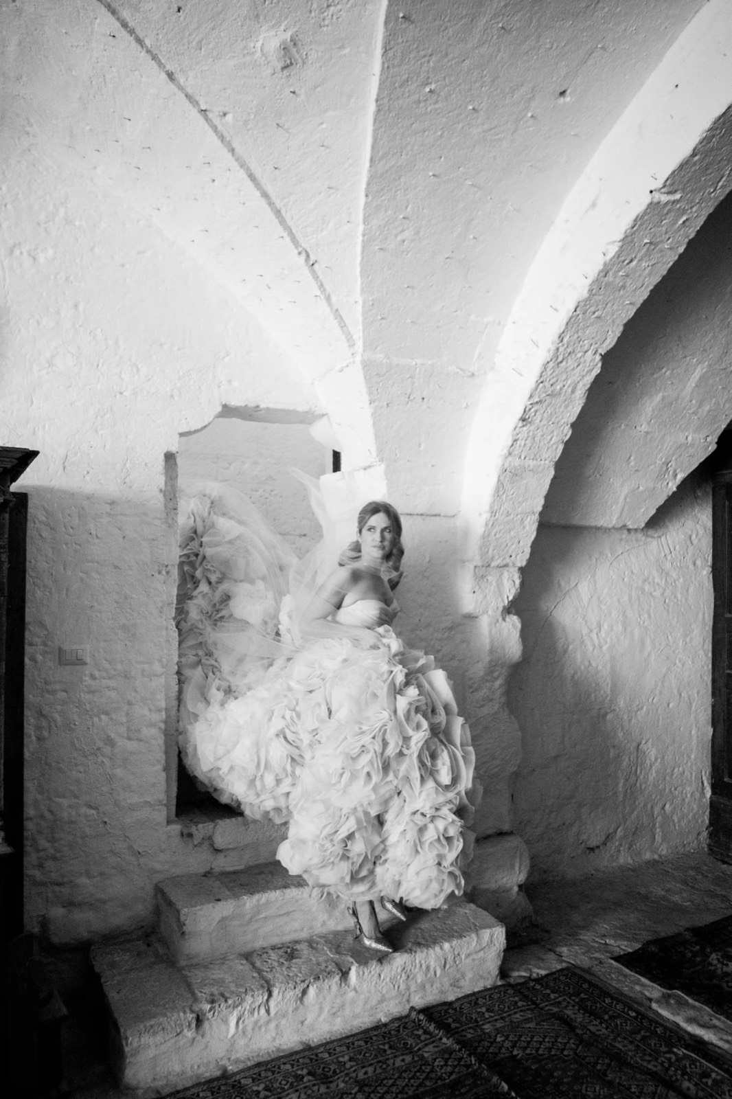 Valentina Morarasu in abito da sposa di tulle sotto le volte bianche della Masseria Potenti
